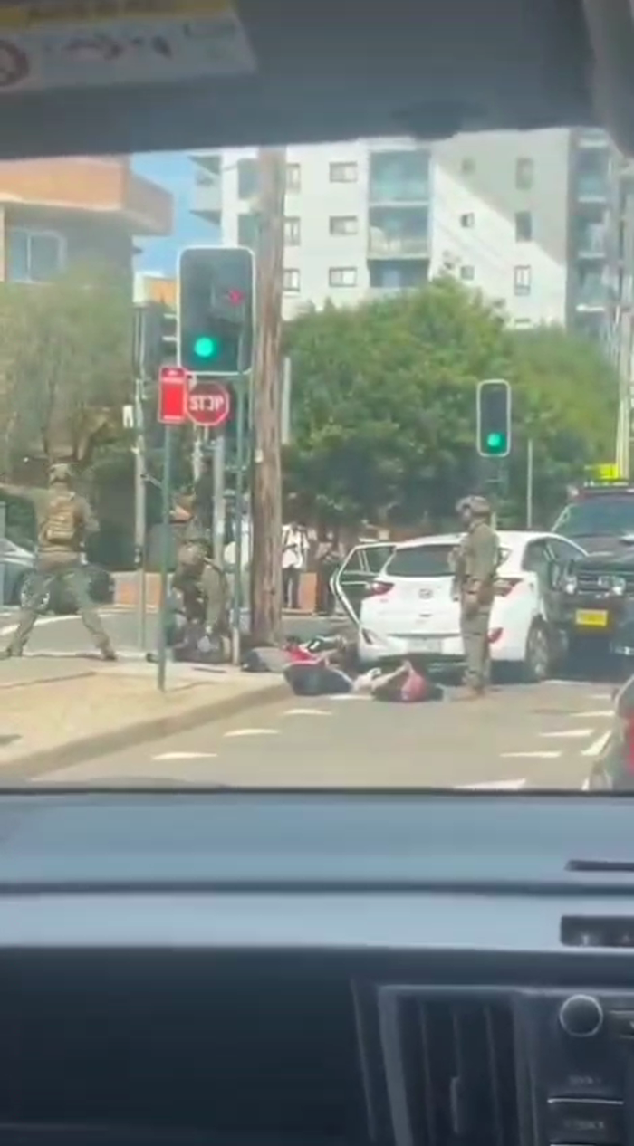 פינעף באוואפנטע פארשוינען זענען געווארן ארעסטירט א