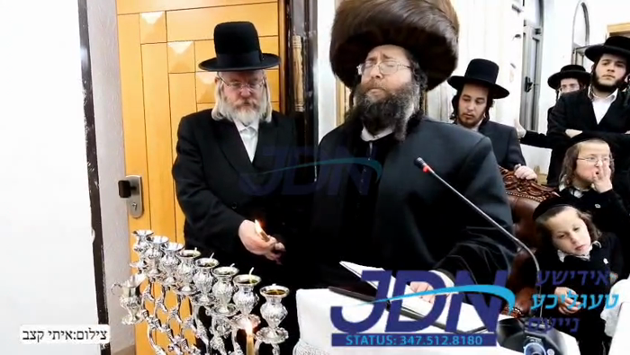 האדמו"ר מצאנז זמיגראד ביי הדלקת נר חנוכה.