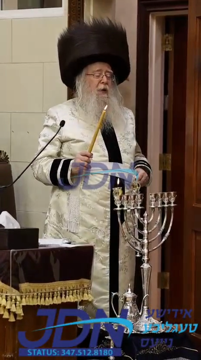 האדמו"ר מניקלשבורג ביי הדלקת נר חנוכה.
