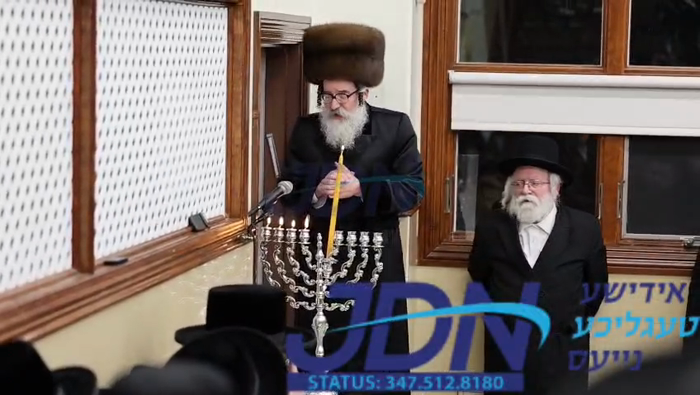 האדמו"ר מסקולען פון מאנסי ביי הדלקת נר חנוכה.