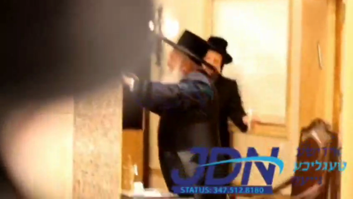 האדמו"ר מבאבוב ביי הדלקת נר חנוכה.