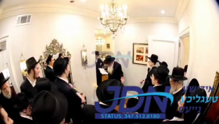 האדמו"ר מנאוואמינסק ביי הדלקת נר חנוכה.