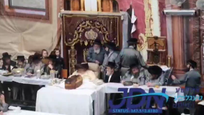 האדמו"ר מתולדות אברהם יצחק ביים יארצייט טיש פון אב