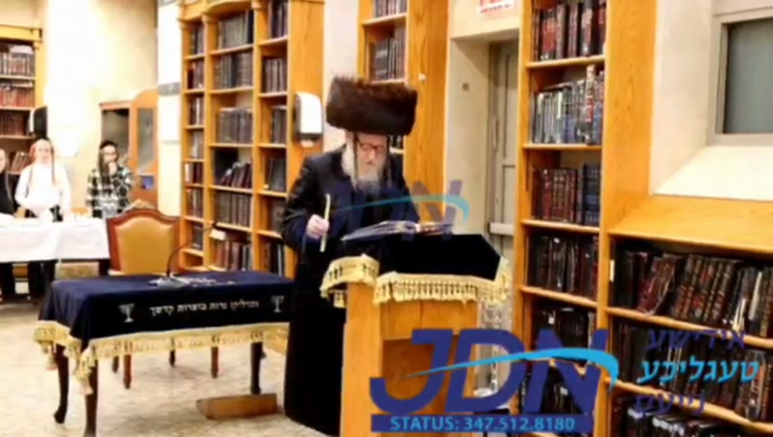 האדמו"ר מבורשטין ביי הדלקת נר חנוכה.