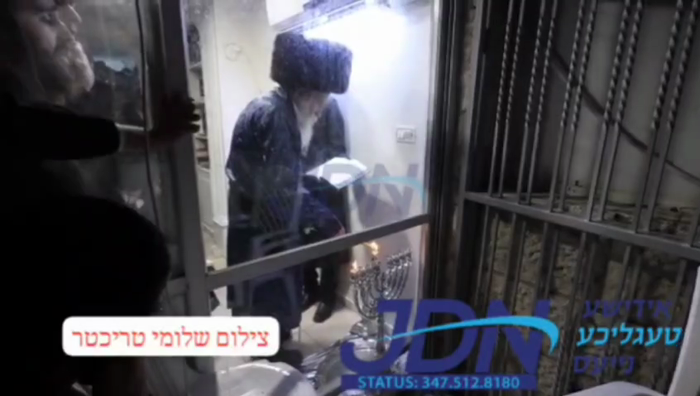 הגה"צ רבי יצחק מאיר מארגנשטערן ביי הדלקת נר חנוכה.