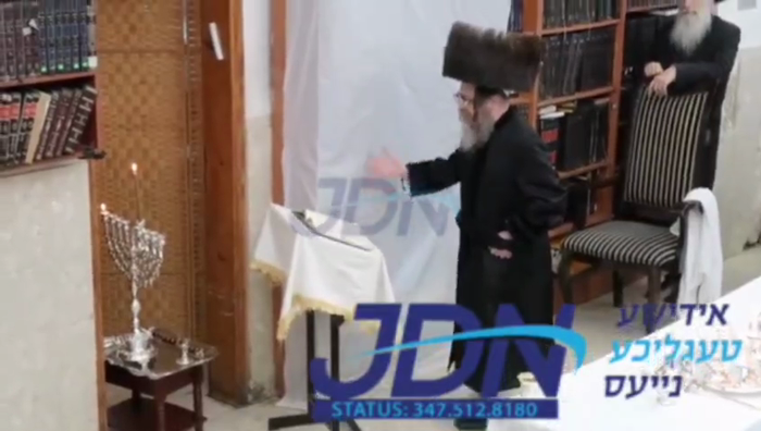 האדמו"ר מקרעטשניף סיגעט ביי הדלקת נר חנוכה.