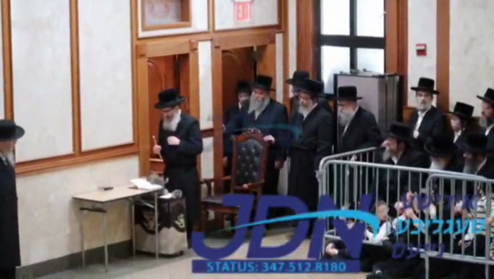 האדמו"ר מראחמיסטריווקא ביי הדלקת נר חנוכה.
בהשתתפו