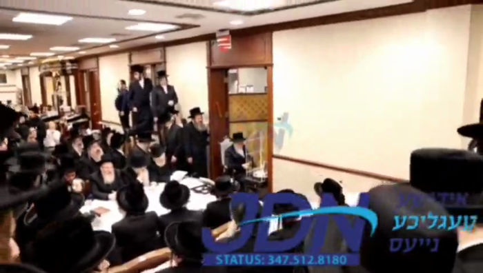 האדמו"ר מבית חיים יהושע ביי הדלקת נר חנוכה.