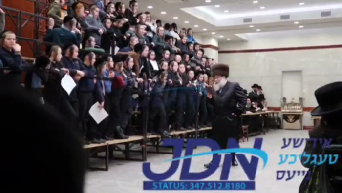 האדמו"ר מוויזניץ ב"פ ביי הדלקת נר חנוכה.