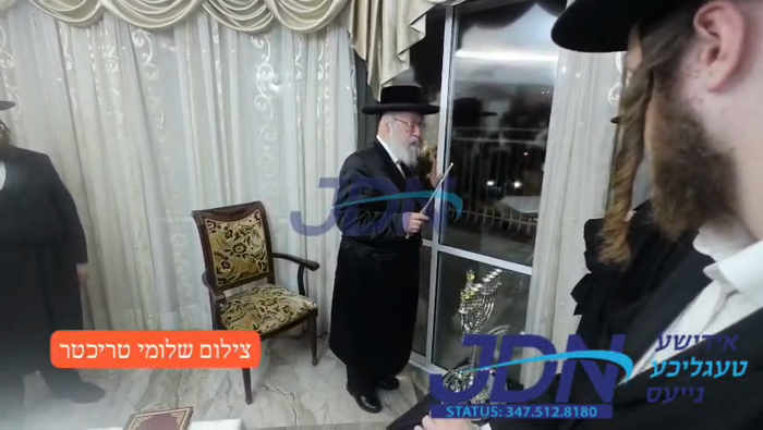 האדמו"ר מוויען ביי הדלקת נר חנוכה, אין ירושלים.