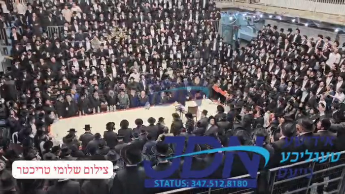 הגה"צ רבי אלימלך בידערמאן ביי הדלקת נר חנוכה, אין 