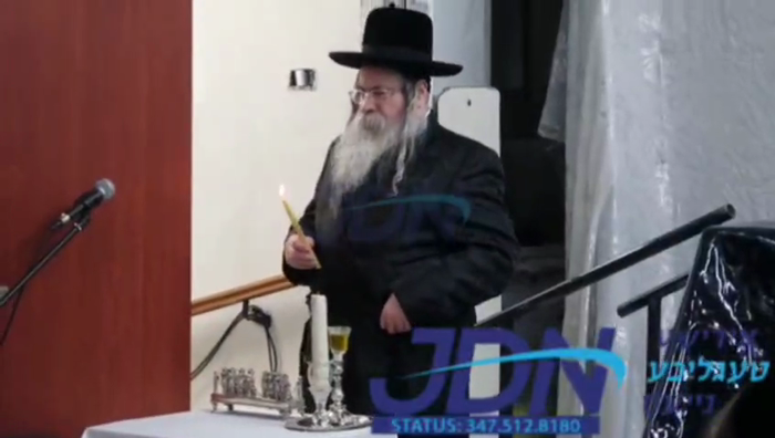 האדמו"ר מטאלנא ביי הדלקת נר חנוכה.