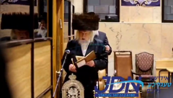 האדמו"ר ממונקאטש ביי הדלקת נר חנוכה.