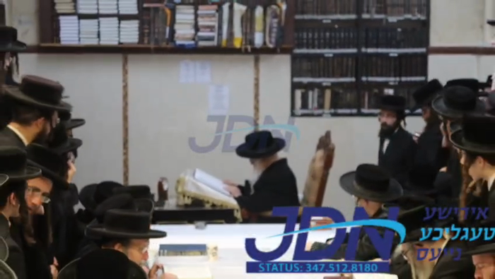 האדמו"ר ממשכנות הרועים ביי הדלקת נר חנוכה.