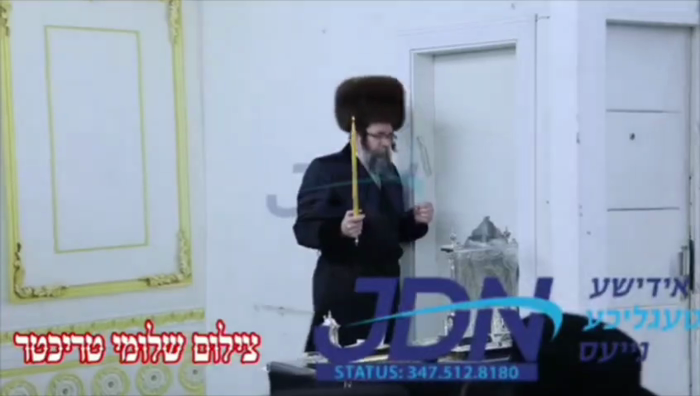 האדמו"ר מסקולען פון ירושלים ביי הדלקת נר חנוכה.