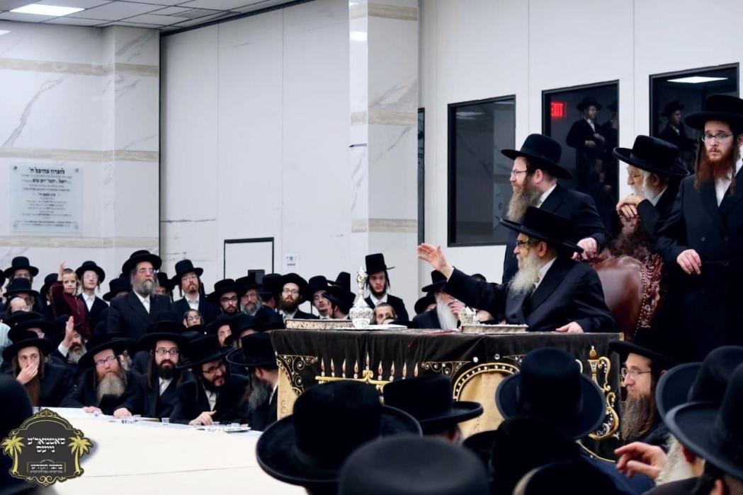 כ''ק רבינו הגה''ק שליט"א בײ הדלקת נר חנוכה ליל א' 