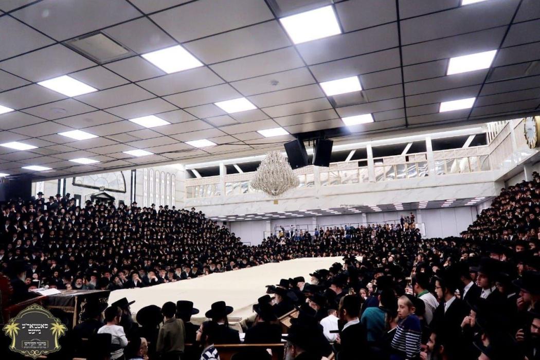 כ''ק רבינו הגה''ק שליט"א בײ הדלקת נר חנוכה ליל א' 