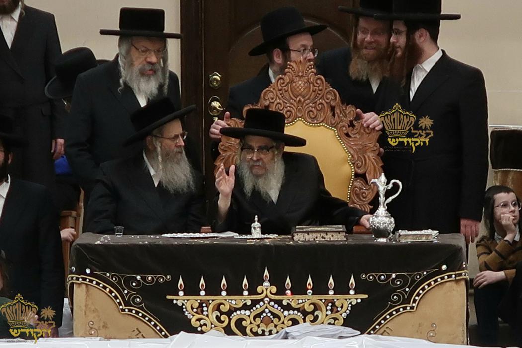 🌴בצל הקודש🌴
רבינו שליט"א בײ הדלקת נר חנוכה בבית מד