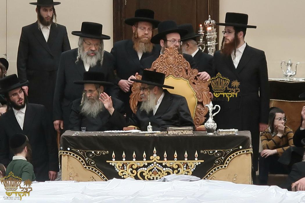 🌴בצל הקודש🌴
רבינו שליט"א בײ הדלקת נר חנוכה בבית מד