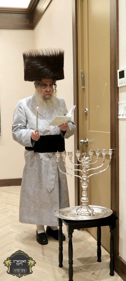 כ''ק רבינו הגה''ק שליט"א ביי הדלקת נר חנוכה עש"ק ב