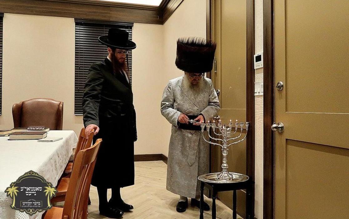 כ''ק רבינו הגה''ק שליט"א ביי הדלקת נר חנוכה עש"ק ב
