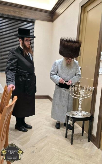 כ''ק רבינו הגה''ק שליט"א ביי הדלקת נר חנוכה עש"ק ב