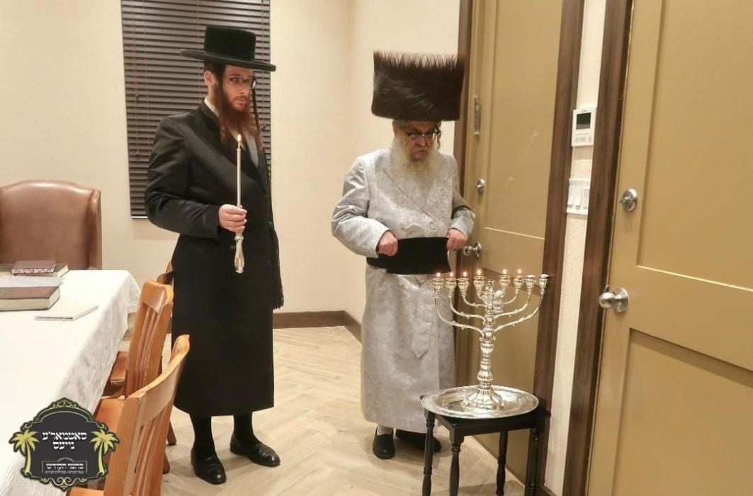כ''ק רבינו הגה''ק שליט"א ביי הדלקת נר חנוכה עש"ק ב