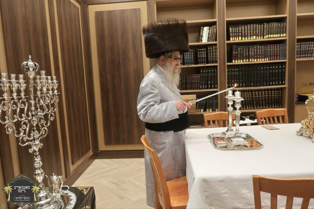 כ''ק רבינו הגה''ק שליט"א ביי הדלקת נר חנוכה עש"ק ב