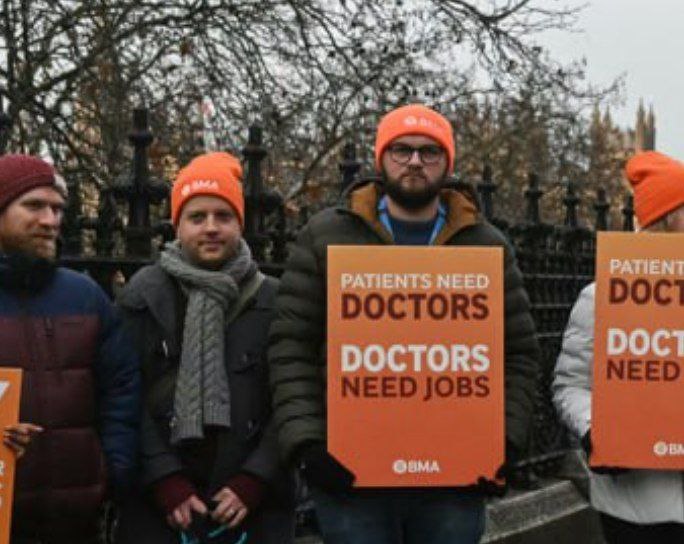 דאקטוירים אין ענגלאנד האבן אנגעהויבן א פינעף טאגיג