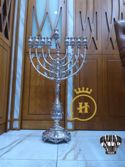 נייע הערליכער מייעסטעטישער מנורה וואס איז געברענגט