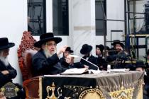 כ''ק רבינו הגה''ק שליט"א בײ הדלקת נר חנוכה ליל א' 