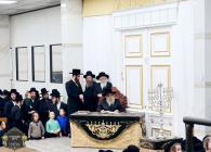 כ''ק רבינו הגה''ק שליט"א בײ הדלקת נר חנוכה ליל א' 