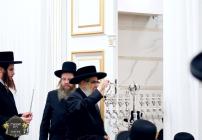 כ''ק רבינו הגה''ק שליט"א בײ הדלקת נר חנוכה ליל א' 