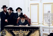 כ''ק רבינו הגה''ק שליט"א בײ הדלקת נר חנוכה ליל א' 