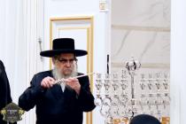 כ''ק רבינו הגה''ק שליט"א בײ הדלקת נר חנוכה ליל א' 