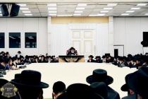 כ''ק רבינו הגה''ק שליט"א בײ הדלקת נר חנוכה ליל א' 