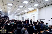 כ''ק רבינו הגה''ק שליט"א בײ הדלקת נר חנוכה ליל א' 