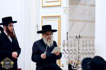 כ''ק רבינו הגה''ק שליט"א בײ הדלקת נר חנוכה ליל א' 