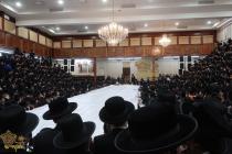 🌴בצל הקודש🌴
רבינו שליט"א בײ הדלקת נר חנוכה בבית מד