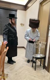 🌴בצל הקודש🌴
רבינו שליט"א ביי הדלקת נר חנוכה עש"ק ב