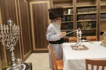 🌴בצל הקודש🌴
רבינו שליט"א ביי הדלקת נר חנוכה עש"ק ב