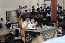 🌴בצל הקודש🌴
רבינו שליט"א בײ הדלקת נר חנוכה מוצ''ש 