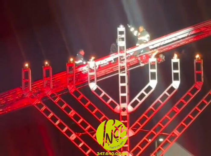 מאנסי - דער זינגער ר' ליפא שמעלצער ביים צינדן אין 