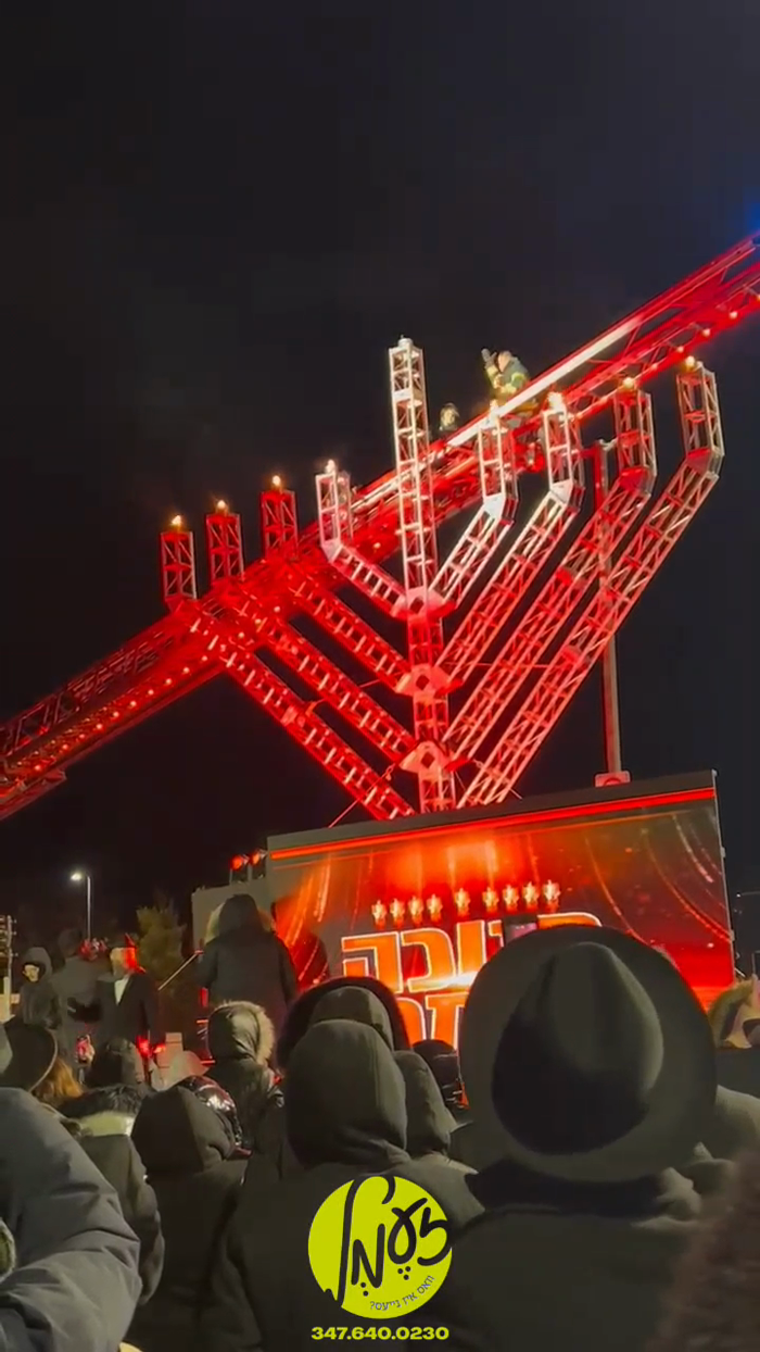 מאנסי - דער זינגער ר' ליפא שמעלצער ביים צינדן אין 