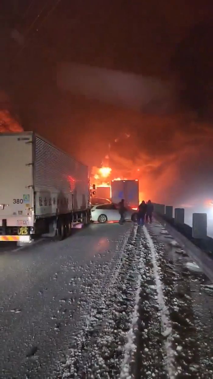 איבער 50 אויטאס זענען געווען פארמישט אין א דראמאטי