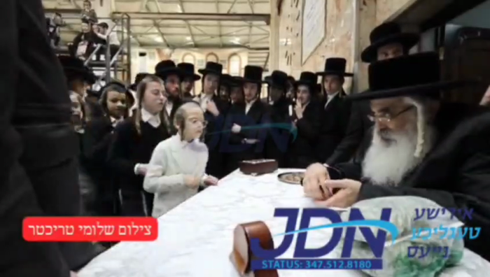 האדמו"ר מדושינסקיא ביים טיילן חנוכה געלט פאר תלמיד