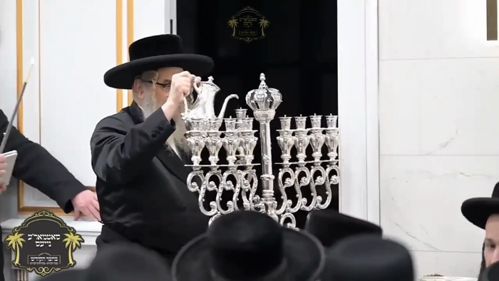 כ''ק רבינו הגה''ק שליט''א ביי הדלקת הנירות ליל זאת