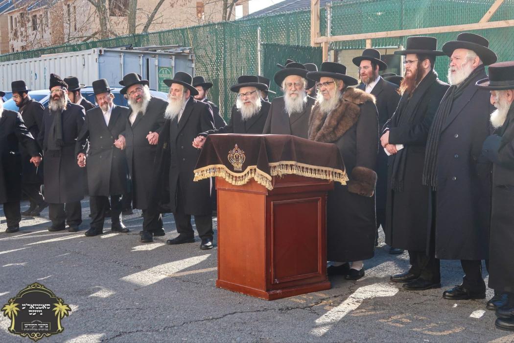 כ''ק רבינו הגה''ק שליט"א ביי תפילת שחרית און מעמד 