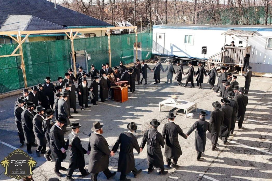 כ''ק רבינו הגה''ק שליט"א ביי תפילת שחרית און מעמד 