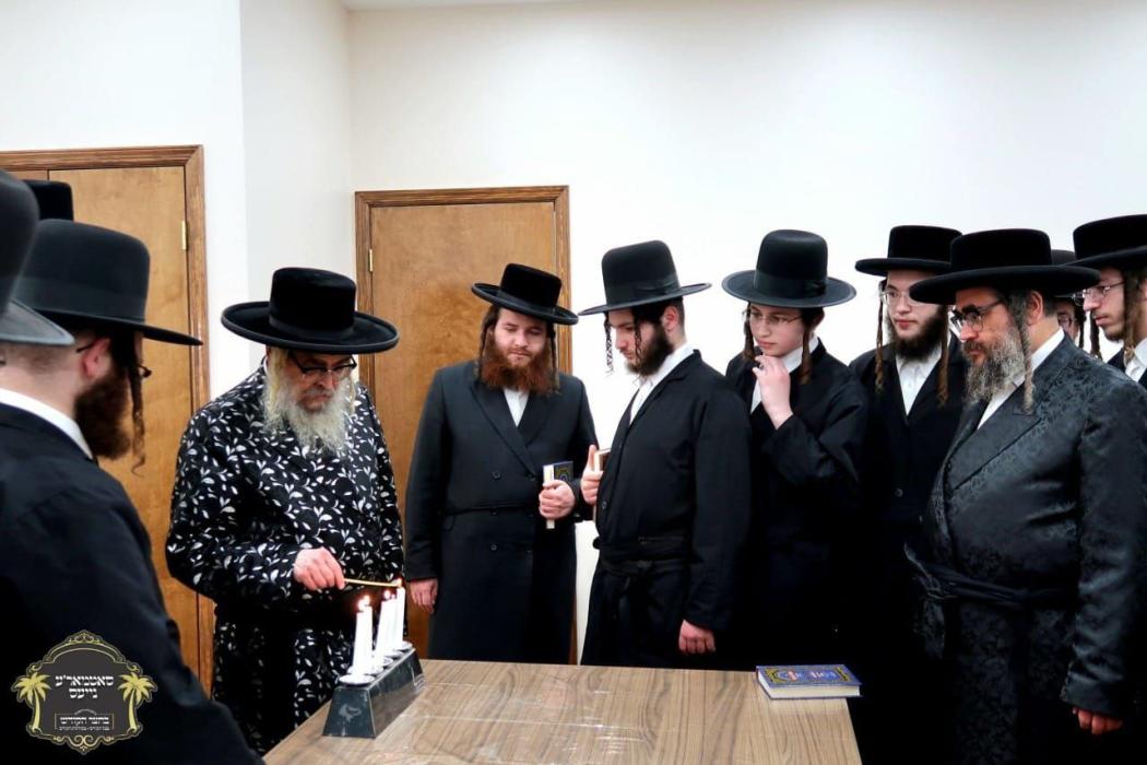 כ''ק רבינו הגה''ק שליט"א ביים צינדן ליכט פאר מעריב